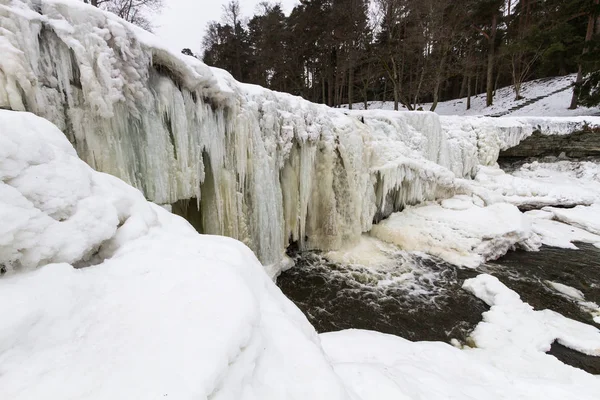 冬の冷たい滝 — ストック写真