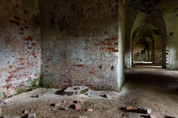 Terk edilmiş eski tuğla binanın içinde.