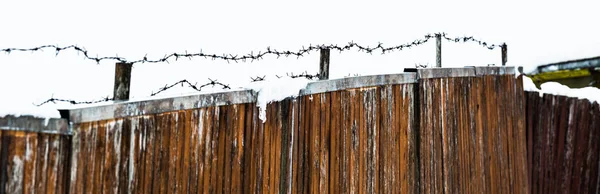 Зимой Забор Колючей Проволокой — стоковое фото