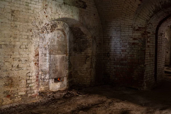 Terk edilmiş eski tuğla binanın içinde.