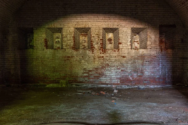 Terk edilmiş eski tuğla binanın içinde.