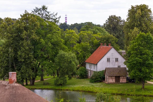 Europäisches Dorf Mit Gebäuden Und Fluss — Stockfoto