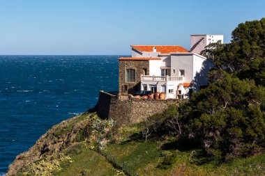 Kayalık deniz kıyısındaki modern bina