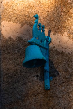 Güneş ışınlı eski bina