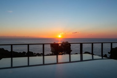 Gün batımında deniz manzarası