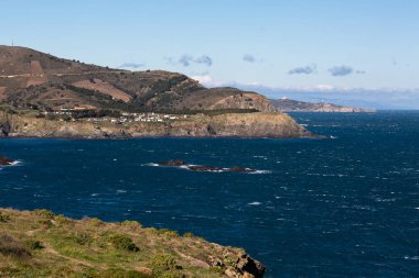 Güneşli bir günde dalgalı deniz kıyısında