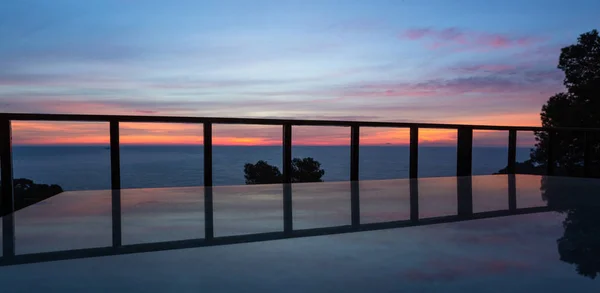 Θέα Στο Τοπίο Από Μπαλκόνι Στο Ηλιοβασίλεμα — Φωτογραφία Αρχείου