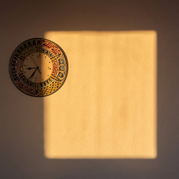 阳光充足的房间里木制墙壁上的自制钟 — 图库照片