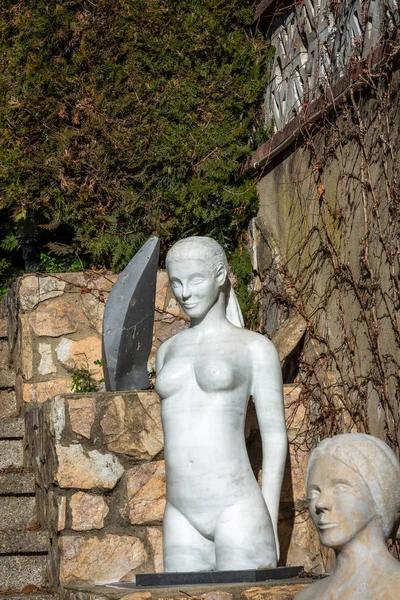 Statua Donna Vicino Edificio Mattoni — Foto Stock