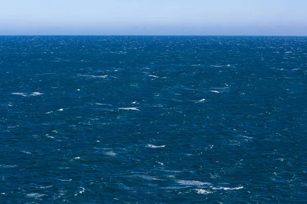 Mar Azul Com Ondas Durante Dia — Fotografia de Stock