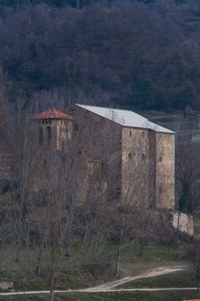 Dağlardaki Eski Tuğla Bina — Stok fotoğraf