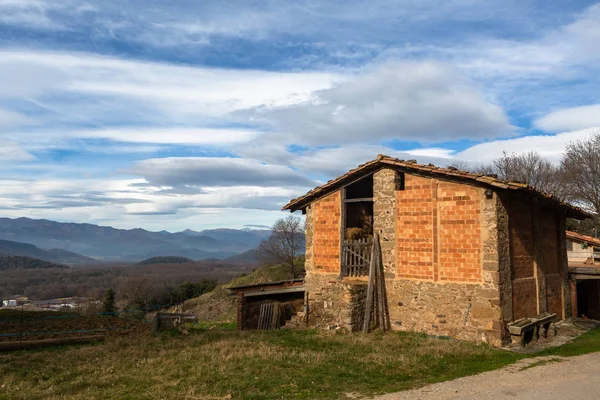 ヨーロッパの村の古いレンガ造りの建物 — ストック写真