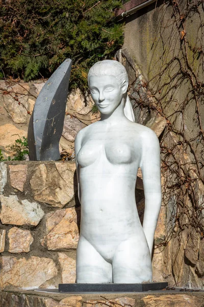 Frauenstatue Der Nähe Von Backsteingebäude — Stockfoto