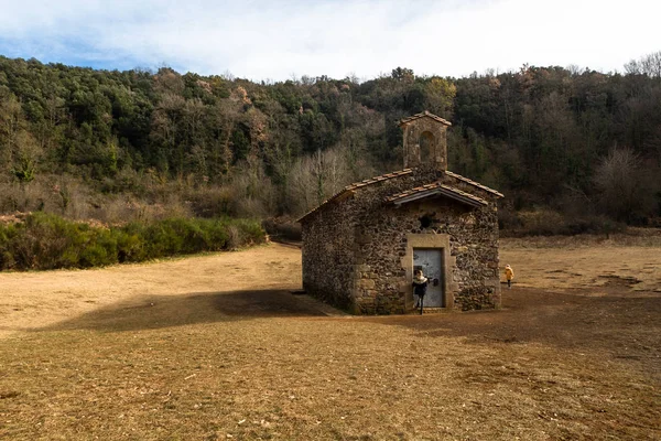 Old Brick Building Mountains Daytime — Stok fotoğraf