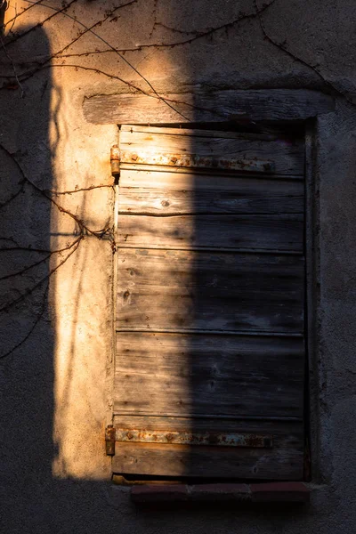 Vecchio Edificio Con Raggi Sole — Foto Stock
