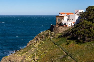 Kayalık deniz kıyısındaki modern bina