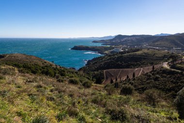 Akdeniz kayalık deniz kıyısı