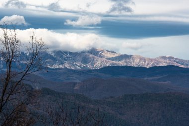Gündüzleri güzel dağ manzarası