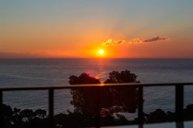 Gün batımında deniz manzarası