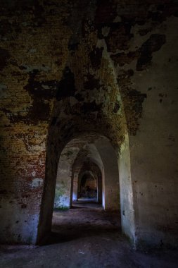 Terk edilmiş eski tuğla binanın içinde. 