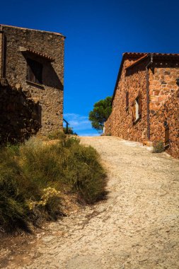 Malta adasındaki tuğla binalar