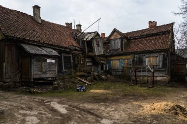 Eski terk edilmiş ahşap bina