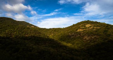 Dağ manzarasının havadan görünüşü