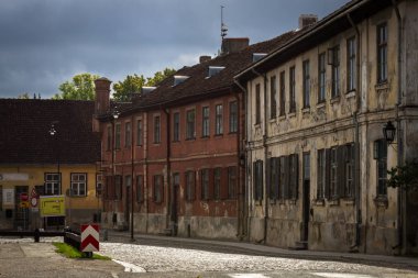 Küçük şehirde eski binalar