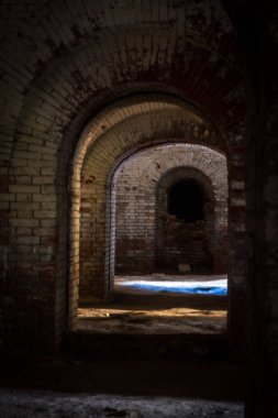 Terk edilmiş eski tuğla karanlık binanın içi.