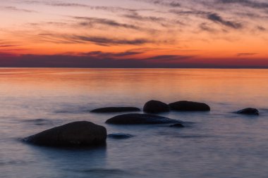 Gün batımında taştan deniz kıyısı