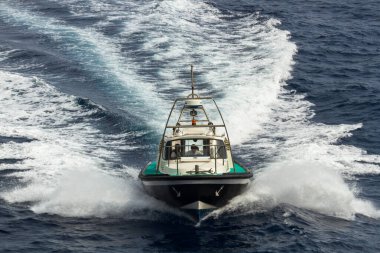 Dalgalarla denizde yüzen tekne