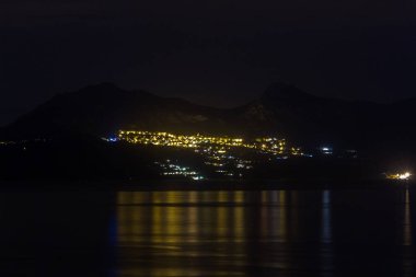 Geceleri deniz kıyısındaki Avrupa kenti