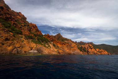 Malta adasında kayalık deniz kıyısı