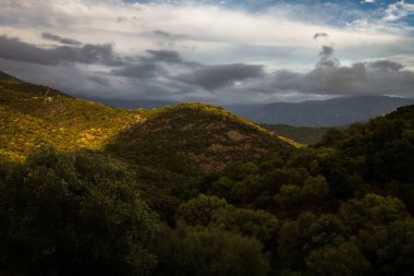 Dağ manzarasının havadan görünüşü