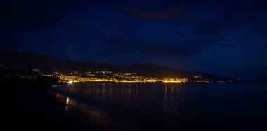 Şehir geceleri körfezde