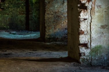 Terk edilmiş eski tuğla binanın içinde. 