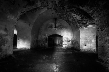 Terk edilmiş eski tuğla karanlık binanın içi.