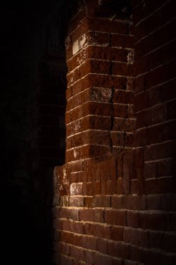 Terk edilmiş eski tuğla karanlık binanın içi.