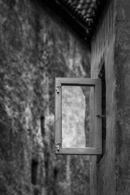 Eski binada açık pencere