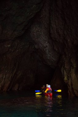 2015 Çemberi - Malta: Kayalık deniz kıyısında yüzen kano botları