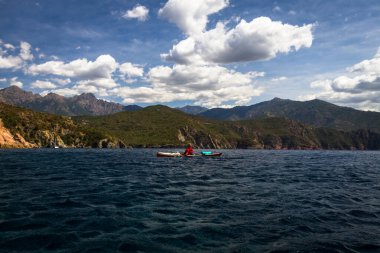 Malta adasında kayalık deniz kıyısı