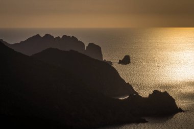 Gün batımında kayalık deniz kıyısı 