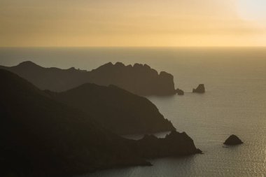 Malta adasında kayalık sahil