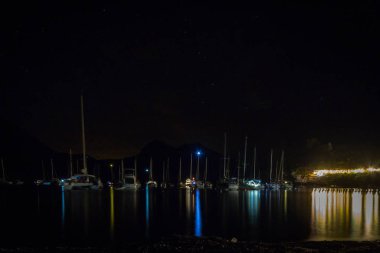 Gece vakti teknelerle liman