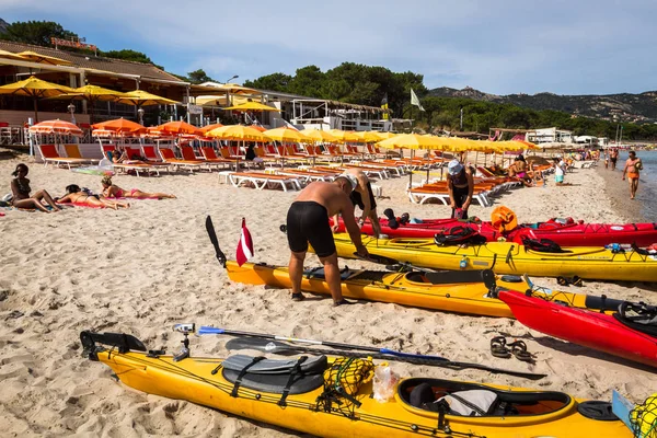 Deniz kıyısındaki kano tekneleri