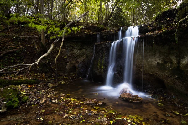 Wodospad Dzikim Lesie — Zdjęcie stockowe