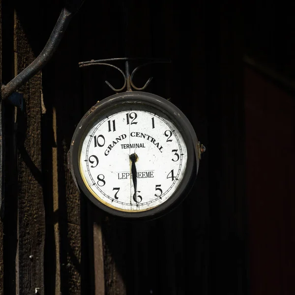 鉄道駅の旧時計 — ストック写真