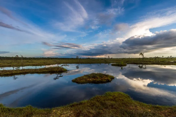 Nehrin üzerinde güzel bir gün batımı.