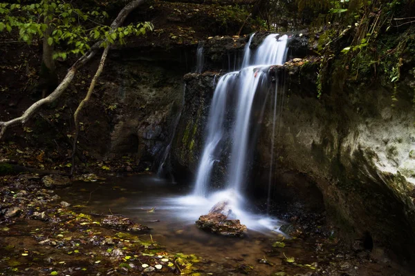 Vackra Vattenfall Vilda Skogen — Stockfoto