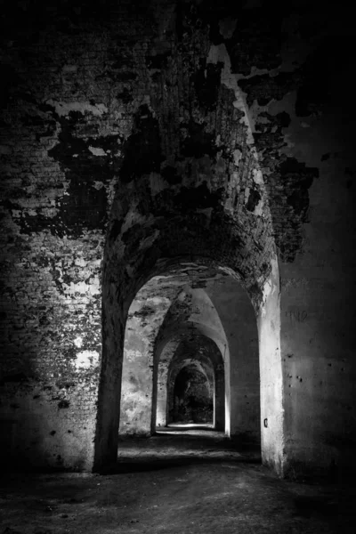 Interior Ladrillo Abandonado Viejo Edificio Oscuro — Foto de Stock